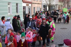 Kleine Narren ziehen in Kostümen mit
