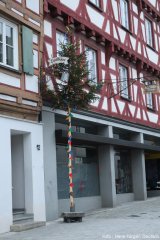 Kleiner Maibaum mit bunten Bändern vor dem Zunfthaus