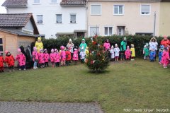 Die Kinder und die Betreuerin des Kinderhauses Schillerstraße heißen die Narren im Garten willkommen