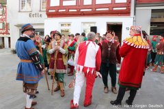 Der Narrenadel und weitere Mitglieder der Trommgesellenzunft haben sich vor dem Zunfthaus  eingefunden