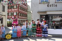 Mitglieder der Gruppe Falch-Bertsche in ihren Flamenco-Kostümen vor der Ehrentribüne