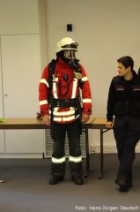 Ein Feuerwehrmann mit Atemschutzausrüstung präsentiert sich beim Ferienprogramm