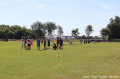 Fußball- und Techniktraining im Stadion, die Kinder sind mit Eifer dabei