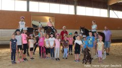 Strahlende Kinder mit Betreuern beim "Tag mit Pferden" in der Reithalle Algershofen