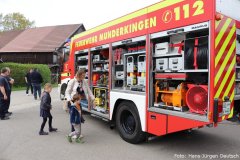 Kinder interessieren sich für die Ausrüstung eines Feuerwehrfahrzeugs