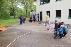 Kinder dürfen mit dem Feuerwehrschlauch spritzen