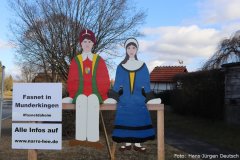 Ankündigung "Fasnet in Munderkingen #fasnetdohoim" mit Holzaufsteller am Ortseingang