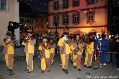 Eine kleine Abordnung der Stadtkapelle bei der Fasnetsausgrabung vor dem Rathaus