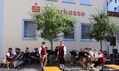 Die Hochzeits-Musig mit dem Dirigent Karl Petermann und Alleinunterhalter Axel von Bank auf dem Alten Schulhof