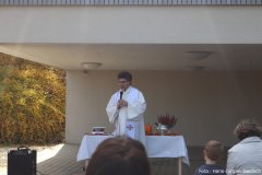 Pfarrer Dr. Pitour bei der Andacht und Segnung