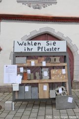 Maischerz vor dem Rathaus: "Wählen Sie Ihr Pflaster" mit einer Auswahl an Pflastersteinen